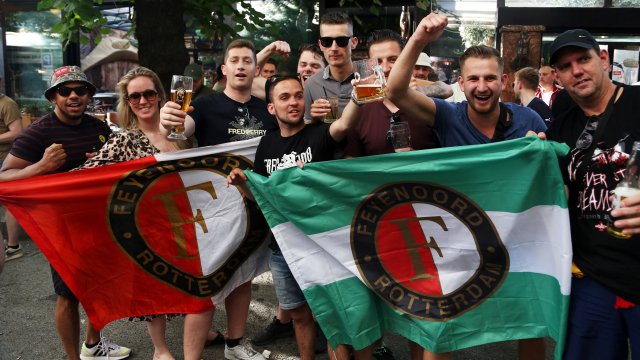 Най малко 10 полицаи и двама фенове са били ранени при