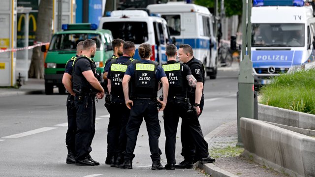 Нападател намушка с нож няколко души в център за кандидати