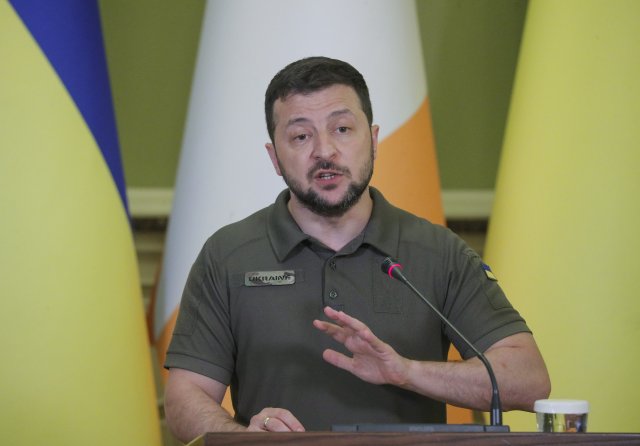 Украинският президент Володимир Зеленски издаде днес укази за отстраняване от