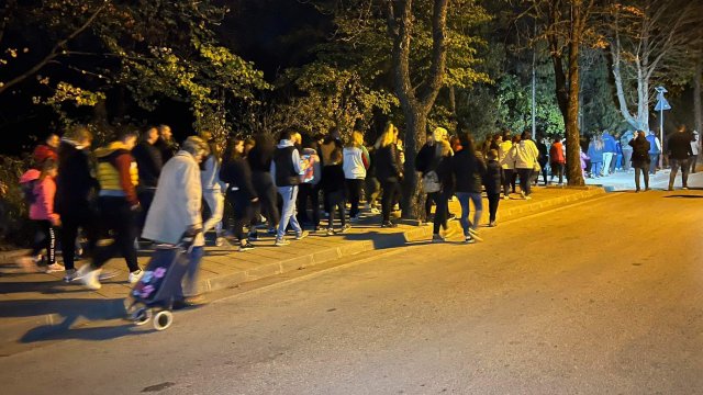 Жители на Лясковец излязоха снощи на протестно шествие и бдение