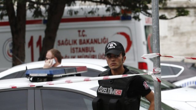 Деветнайсет души са ранени в Истанбул при катастрофа между трамвай