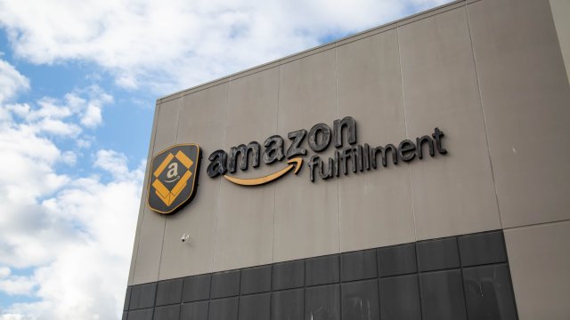 Италианският антитръстов регулатор глоби Amazon с над 1 1 милиарда евро
