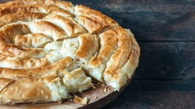 Часове преди да посрещнем новата година празничната баница се пече