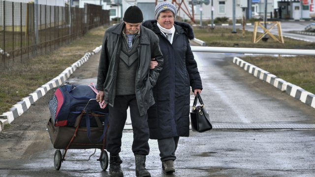 Някои от жителите на обсадения украински град Мариупол напускат блокадата