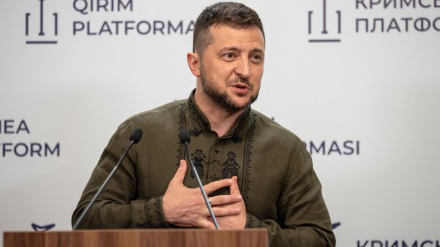 Зеленски проведе тайна среща с представители на секторите на отбраната