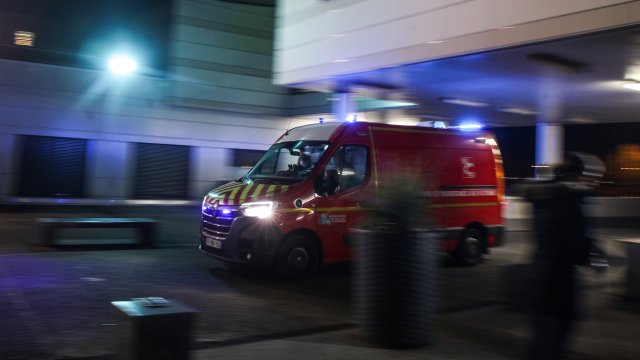 Две съседни сгради рухнаха във френския град Лил предадоха информационни