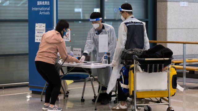 Хората пътуващи до Гърция ще трябва да представят PCR тест