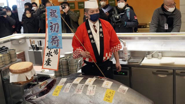 Риба тон бе продадена за над 270 000 долара на