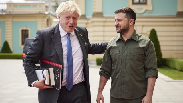 Британският премиер в оставка Борис Джонсън сравни управлението на украинския