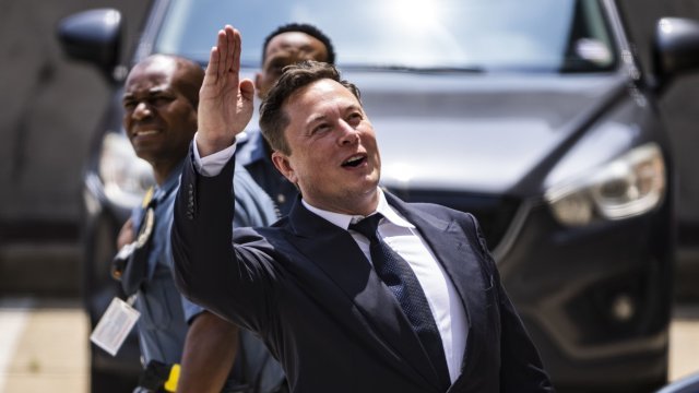 В понеделник той е продал акции на стойност около 1 1