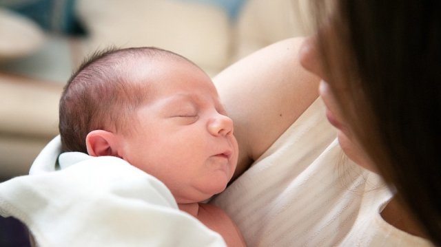Срещите на новороденото бебе с близките може да бъде много