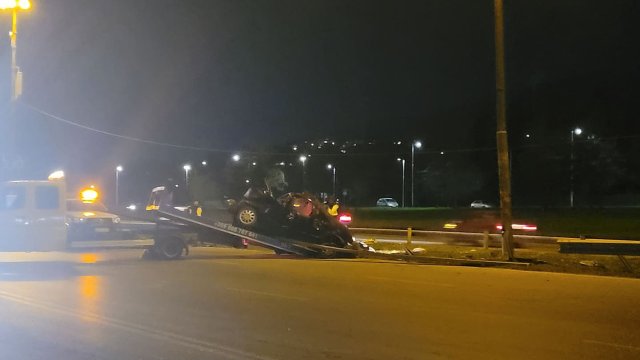 Пострадалият е шофьорът на катастрофиралата кола За да бъде вдигнат