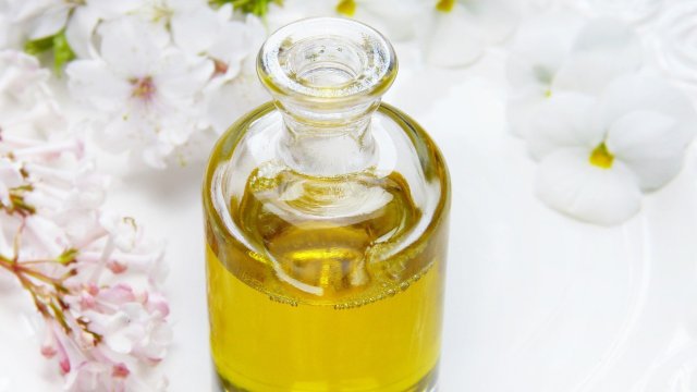 Различни масла се използват за подхранване на косата и против