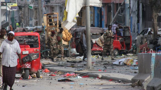 Повече от 100 души загинаха при нападението на оживено кръстовище