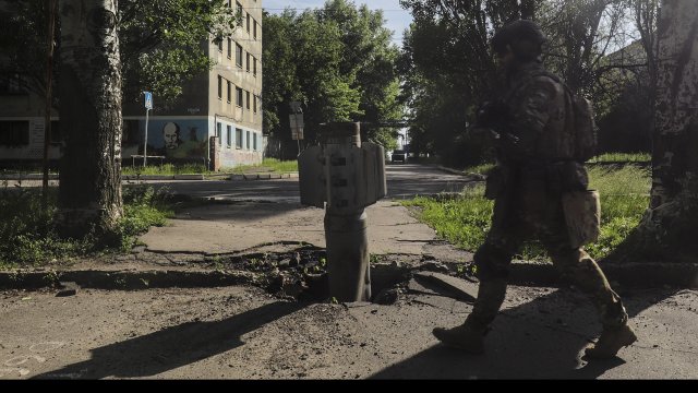 Контролът над украинския град Северодонецк е поделен наполовина между руските