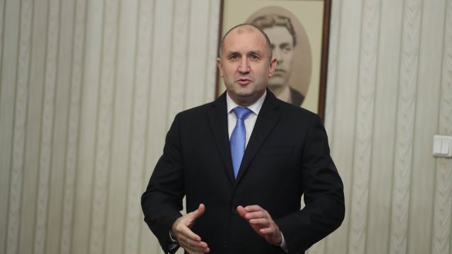 В МО всеки ден се чудят как да компенсират политическото безхаберие, каза Радев.