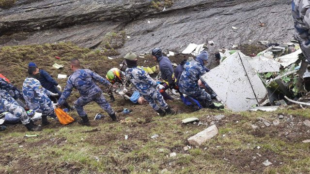 Надеждите за откриване на оцелели от самолетната катастрофа в Непал