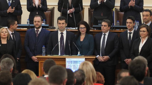 Партиите от сваленото правителството на България събират одобрението на българите