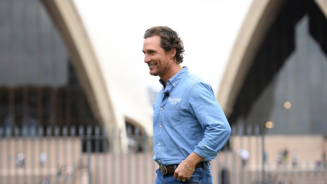 Макконъхи и Алвес обаче са напълно ваксинирани 90 годишната му майка