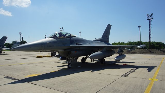 България е получила офертата за вторите осем самолета F-16 от