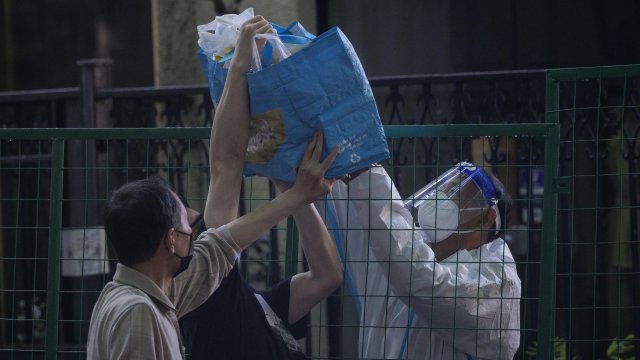 Жители на град Кулджа в западния китайски Синцзян уйгурски автономен район