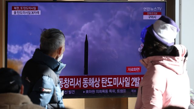 Северна Корея е изстреляла две балистични ракети предадоха световните агенции