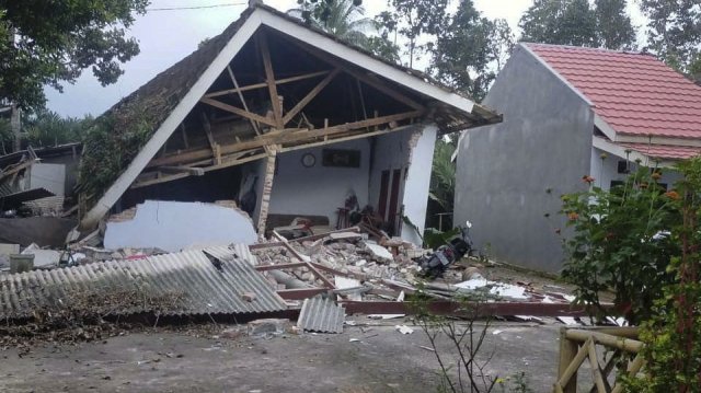 Земетресение с магнитуд 7 3 разтърси източната част на Индонезия предадоха