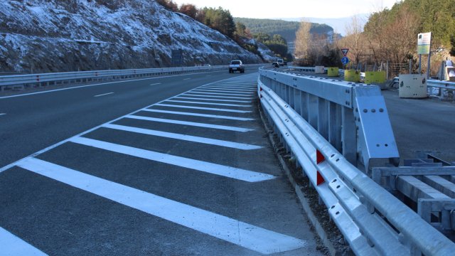 Възстановиха движението на автомобили в злополучния участък на АМ Струма