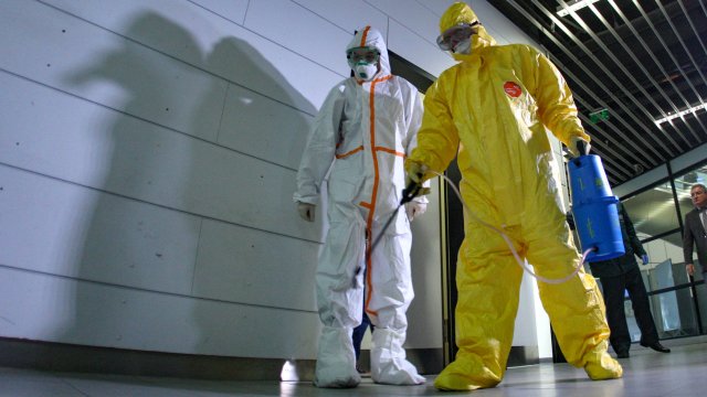 Срокът на въведените противоепидемични мерки у нас се удължава до