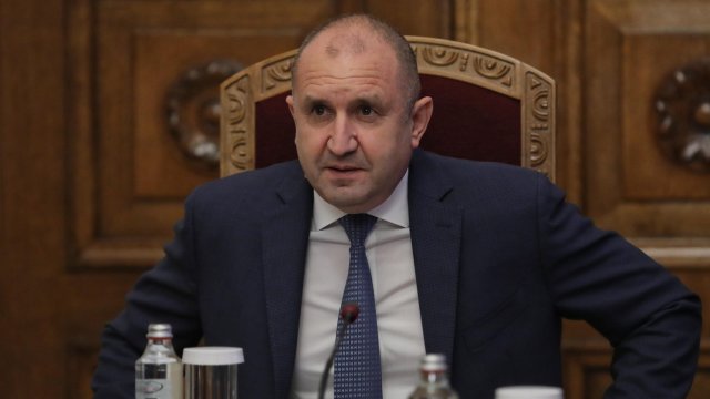 Президентът Румен Радев продължава консултациите с парламентарно-представените партии преди връчването