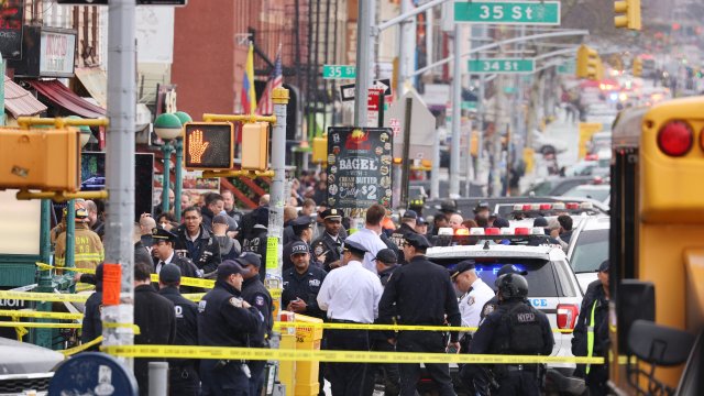 13 души са ранени при стрелба в метростанция в Ню