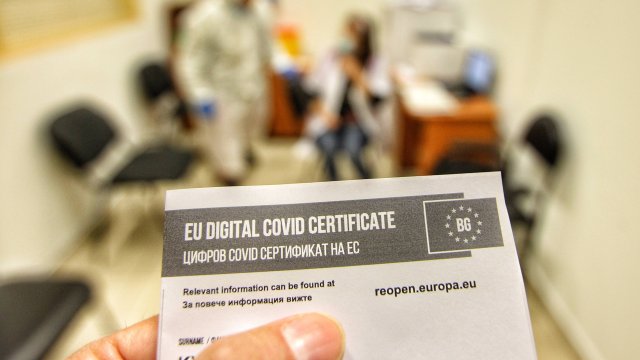 Франция е започнала 400 разследвания на мрежи осигуряващи фалшиви Ковид