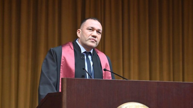 Кубрат Пулев стана магистър по политология Той получи дипломата си