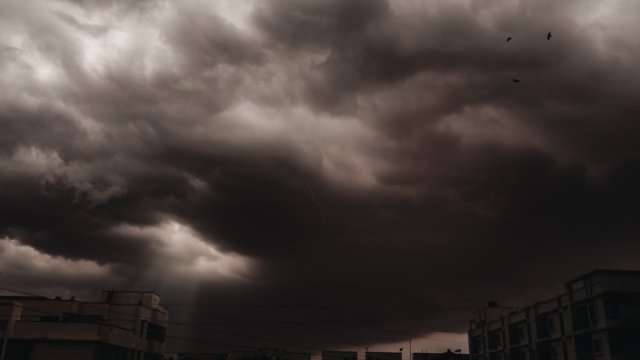 Гръмотевична буря остави южните квартали на София без ток за