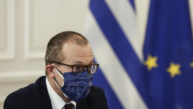 Вариантът Омикрон придвижи Ковид пандемията в нова фаза и е