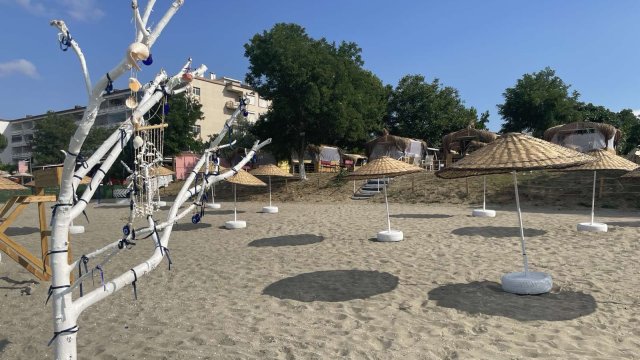 Растящите цени войната и проблемите по западните летища отказват много