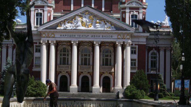 Освен че изтръгна дървета наводни подлези и улици мощната буря