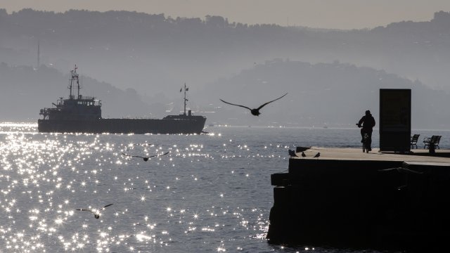 Четирима души са ранени при срутване на платформата на луксозен