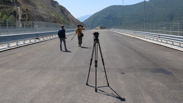 Два договора финансирани с пари от бюджета се изпълняват в