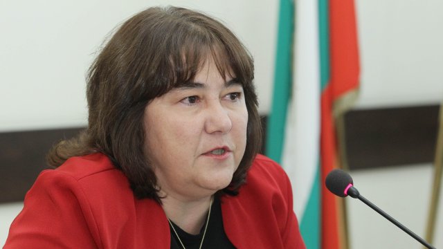 Становището на Министерството на финансите е че повишената минимална работна