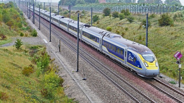 Десетки пътници останаха блокирани в продължение на часове в тунела