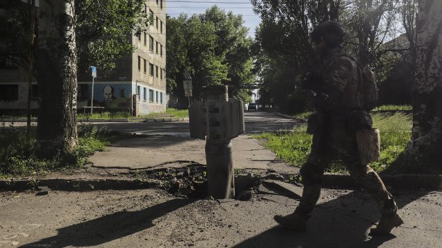 Руската офанзива срещу Северодонецк в Източна Украйна продължава успешно заяви
