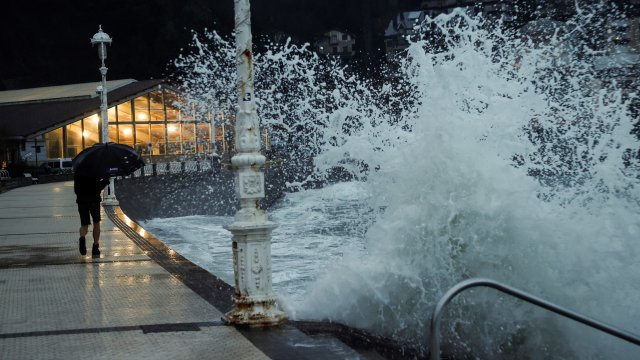 Ураганът Даниел който постепенно отслабна и се превърна в тропическа