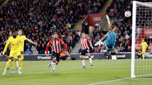 Ливърпул победи с 2 1 Саутхемптън като гост в мач от