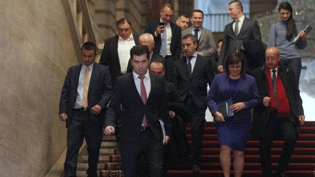 В полунощ отпадна мораториумът върху цените на тока парното и