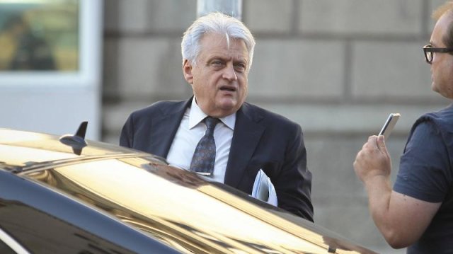 Импровизиран кордон от депутати изкара вътрешния министър Бойко Рашков от