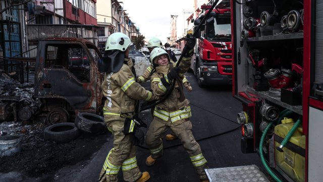 Най малко 10 души бяха ранени при взрив в истанбулския квартал