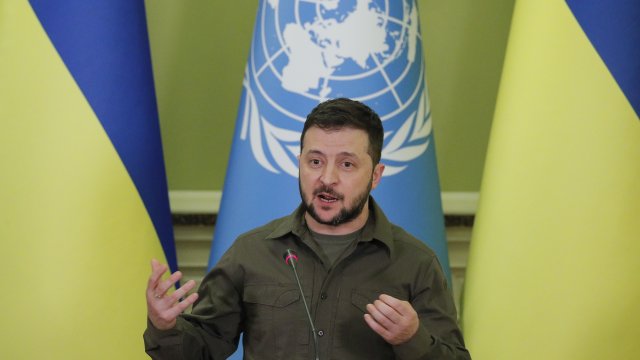 Украинският президент Володимир Зеленски премина на руски в еженощното си
