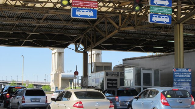 Сръбски митничари иззеха общо 107 000 евро и 250 грама