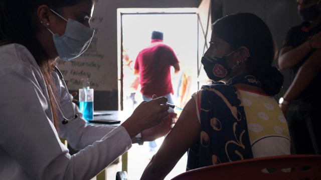 Индийските здравни власти започнаха ваксинацията срещу коронавирус на деца от
